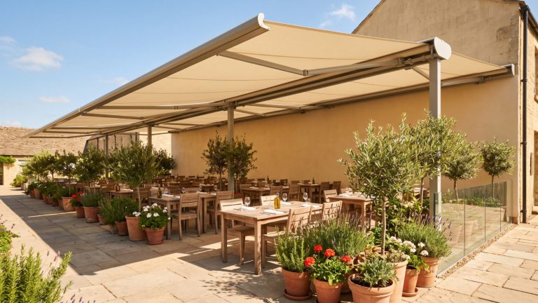 Tende za terasu, velika tenda nad terasom restorana