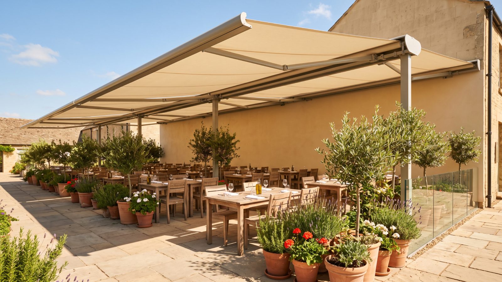 Tende za terasu, velika tenda nad terasom restorana